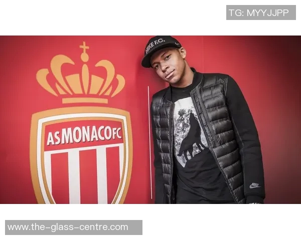 球星壁纸足球迷必备下载平台，畅享高清球员图像与精彩比赛瞬间