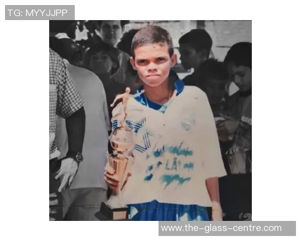 足球球星身高变化揭秘：从青涩少年到巅峰时期的成长轨迹